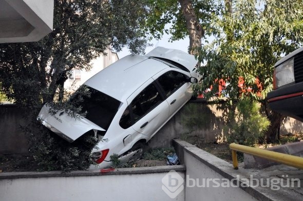 Otomobil evin bahçesine uçtu