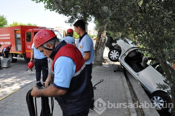 Otomobil evin bahçesine uçtu