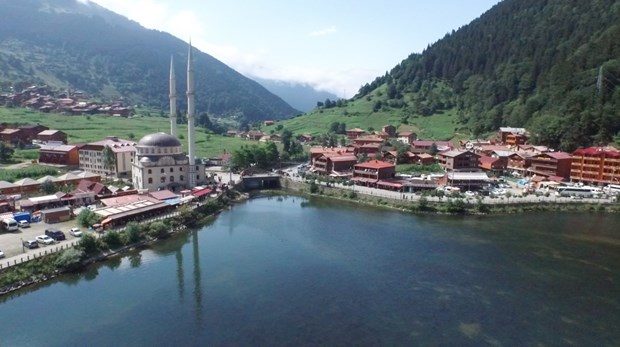 Yılda 2 milyon kişinin ziyaret ettiği göl