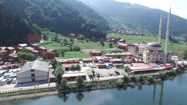 Yılda 2 milyon kişinin ziyaret ettiği göl