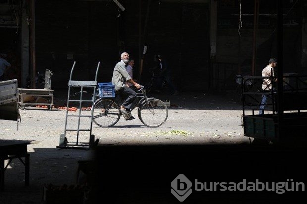 Esad'ın savaş uçakları pazar yerini bombaladı