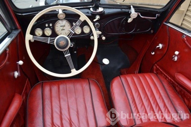 Asırlık otomobiller alıcı bekliyor