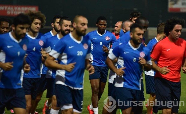 Eto'o antrenmana baklavayla başladı

