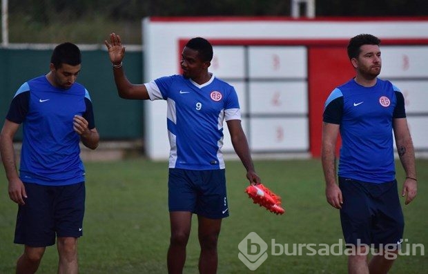 Eto'o antrenmana baklavayla başladı

