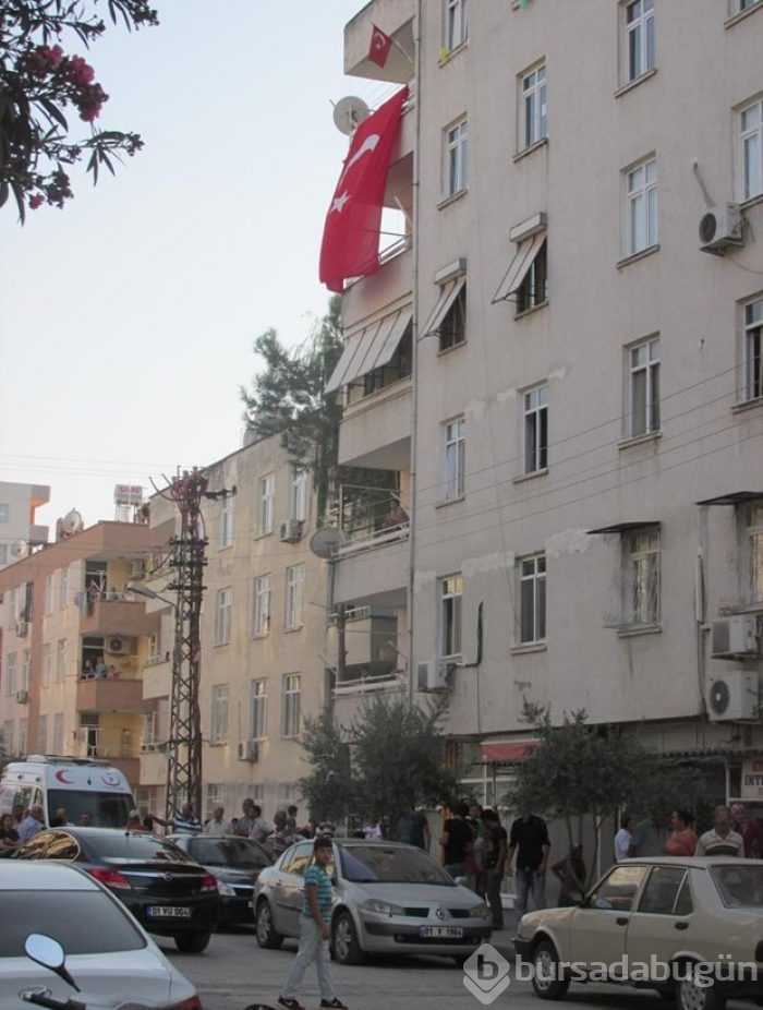 Şehit askerlerin evine ateş düştü
