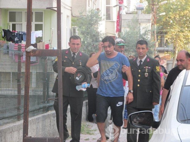Şehit askerlerin evine ateş düştü