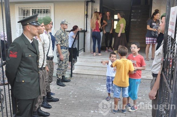 Şehit askerlerin evine ateş düştü