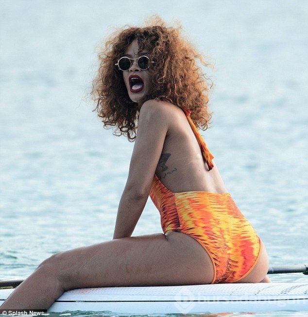 Rihanna yanıyor!