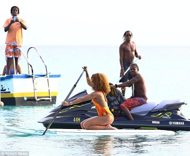 Rihanna yanıyor!