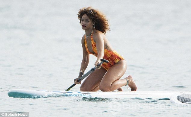 Rihanna yanıyor!