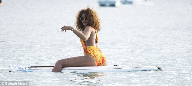 Rihanna yanıyor!