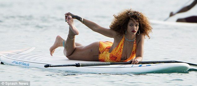 Rihanna yanıyor!