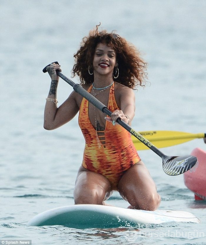 Rihanna yanıyor!