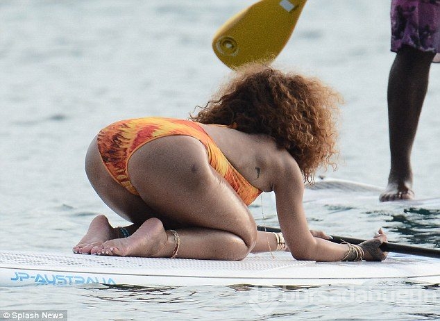 Rihanna yanıyor!