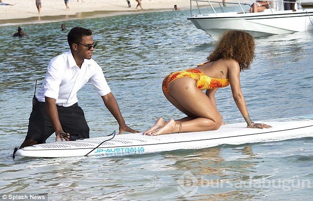 Rihanna yanıyor!
