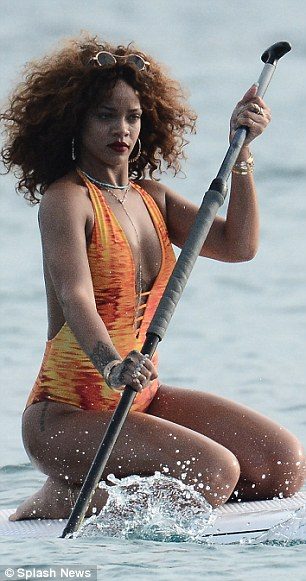 Rihanna yanıyor!