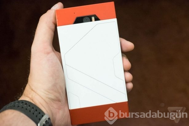 Çelikten bile sağlam telefon