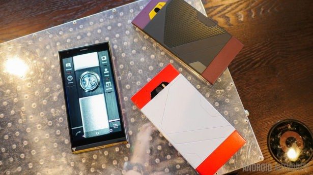 Çelikten bile sağlam telefon