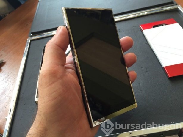 Çelikten bile sağlam telefon