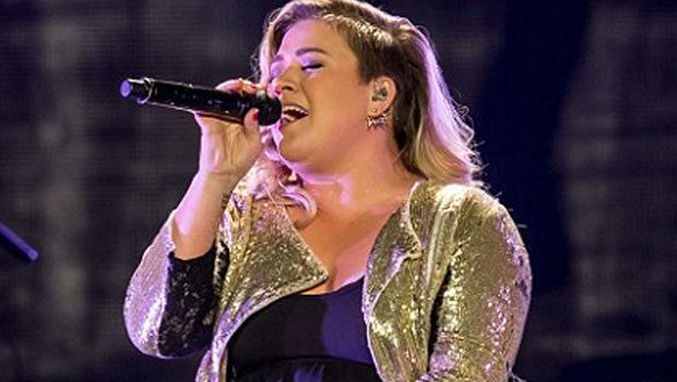 Şarkıcı Kelly Clarkson hamile