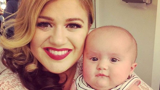 Şarkıcı Kelly Clarkson hamile