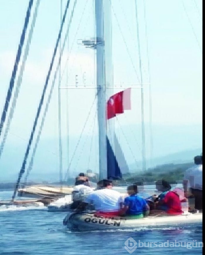 Kayalıklara çarpan yat battı