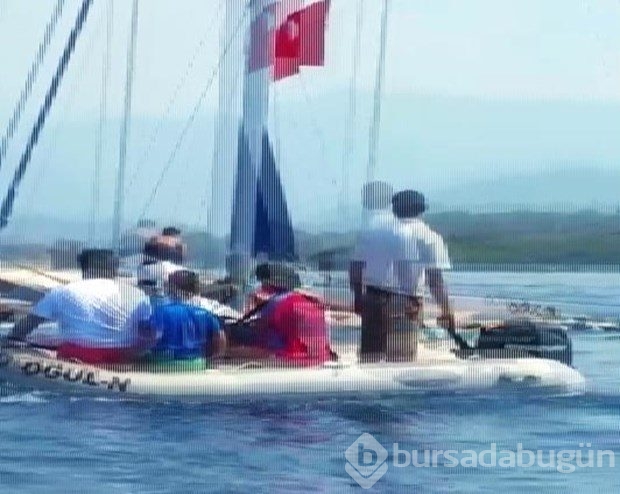 Kayalıklara çarpan yat battı