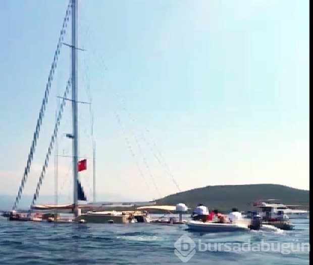Kayalıklara çarpan yat battı