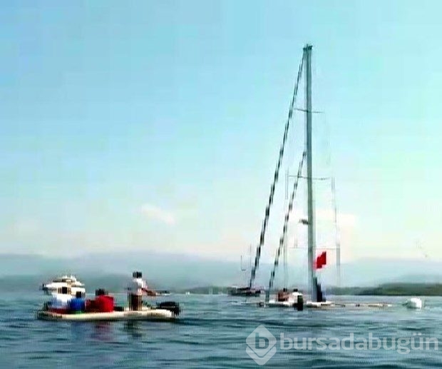 Kayalıklara çarpan yat battı