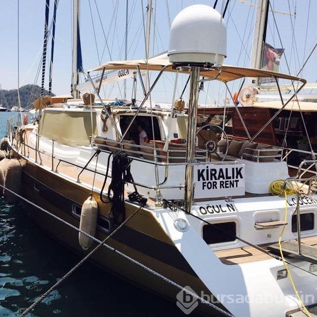 Kayalıklara çarpan yat battı