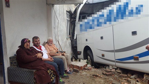 Otobüs gecekonduya girdi