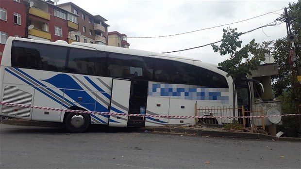 Otobüs gecekonduya girdi