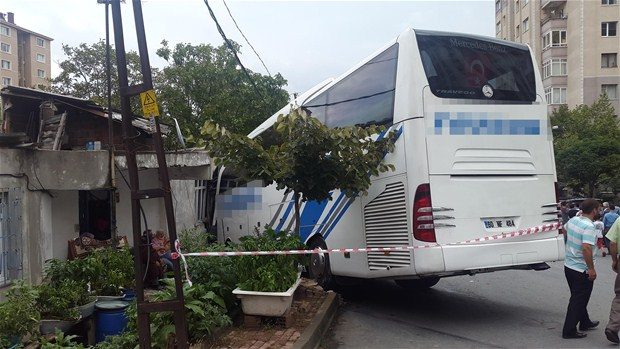 Otobüs gecekonduya girdi