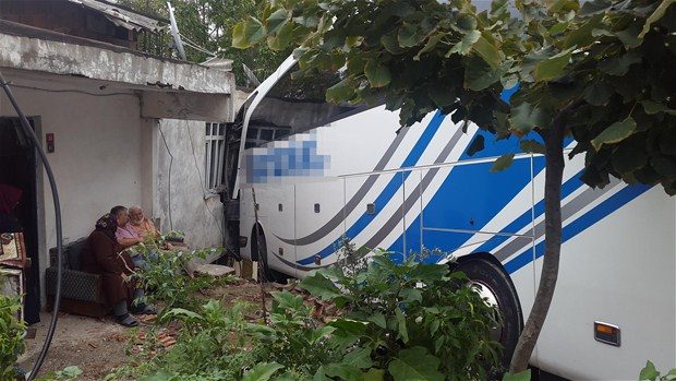 Otobüs gecekonduya girdi