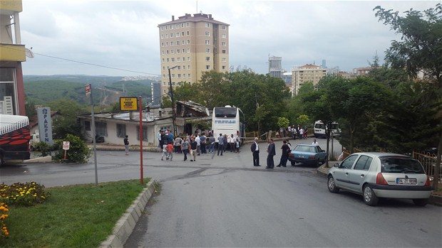 Otobüs gecekonduya girdi