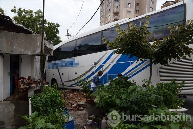 Otobüs gecekonduya girdi