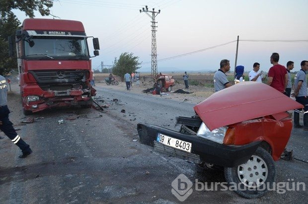 TIR'la çarpışan otomobil ikiye bölündü: 2 ölü