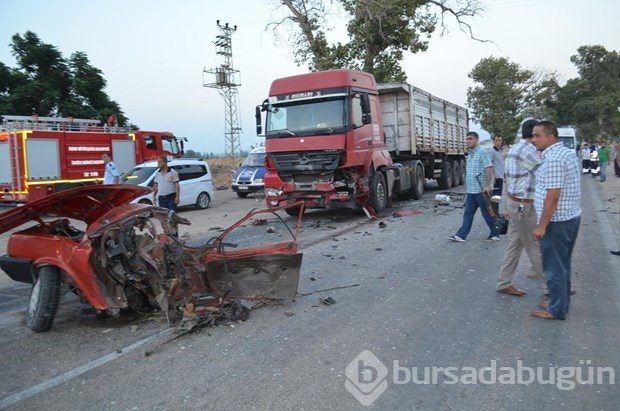 TIR'la çarpışan otomobil ikiye bölündü: 2 ölü