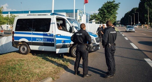 Almanya'da aşırı sağcılar yine mültecileri hedef aldı