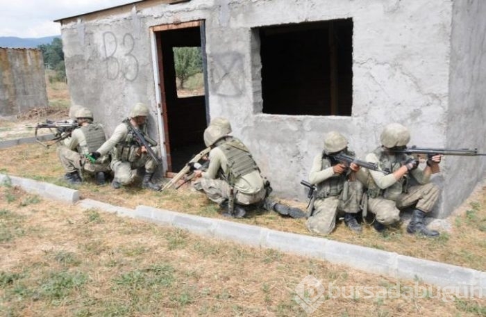 Komandolar "Meskun Mahallerde Muharebe" tatbikatı yaptı