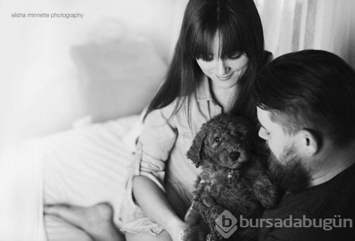 Bebek yerine köpekle poz veren aile
