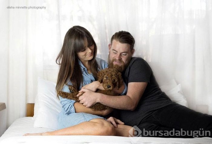 Bebek yerine köpekle poz veren aile