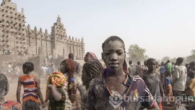 Mali'deki Büyük Cami'ye çamur imecesi