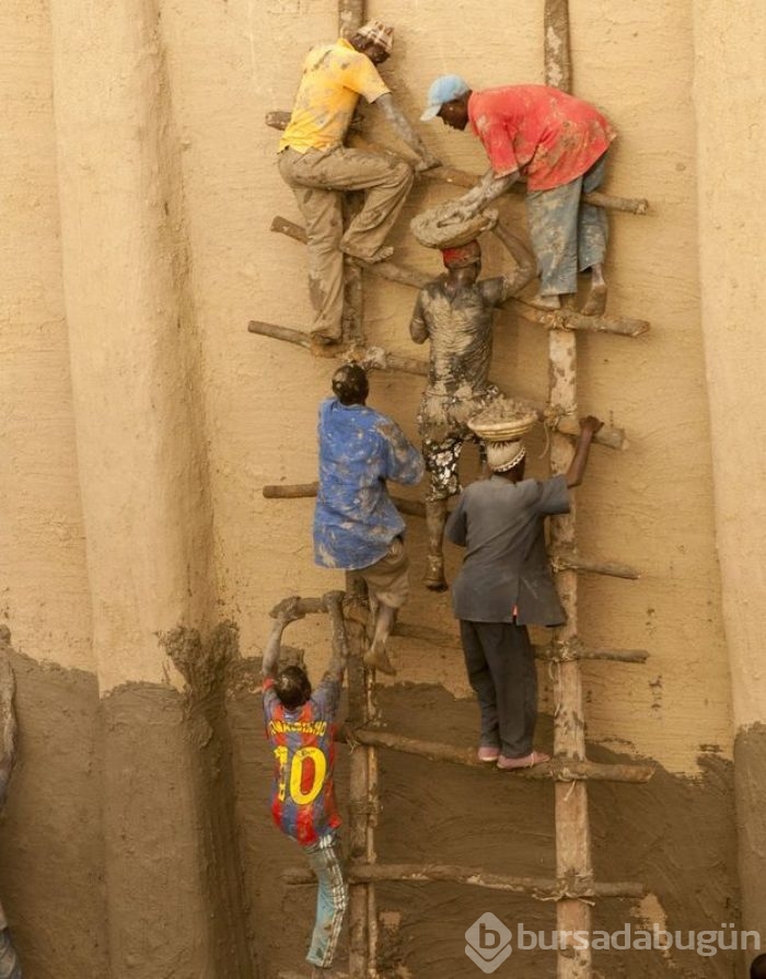 Mali'deki Büyük Cami'ye çamur imecesi