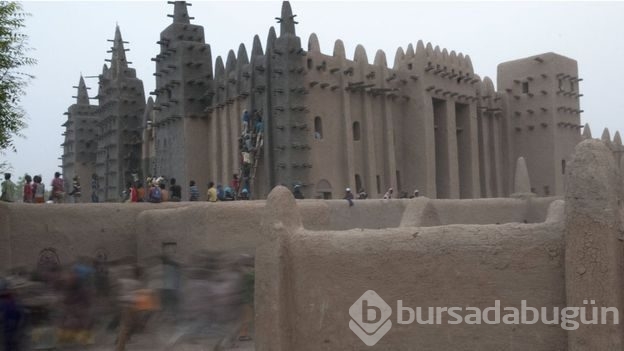 Mali'deki Büyük Cami'ye çamur imecesi