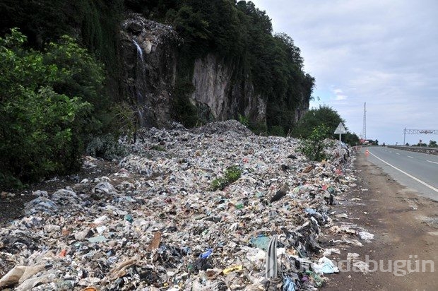 Artvin'deki sel çöp dağlarını ortaya çıkardı