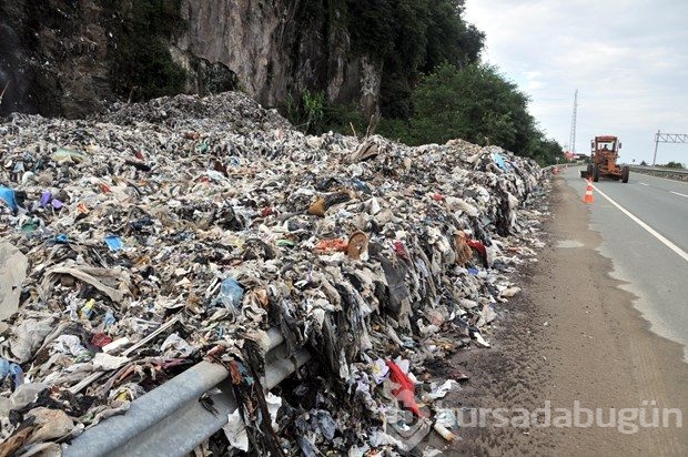 Artvin'deki sel çöp dağlarını ortaya çıkardı
