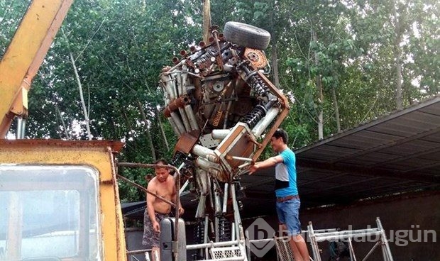 'Yılın babası' oğlu için 3 tonluk robot üretti