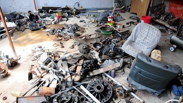'Yılın babası' oğlu için 3 tonluk robot üretti
