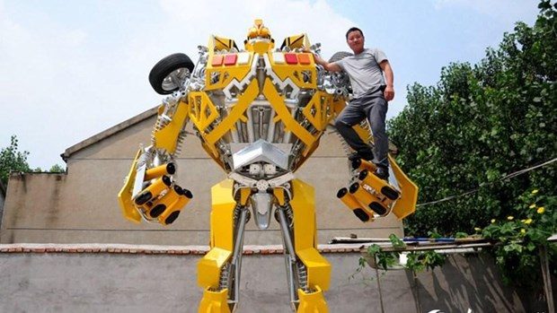 'Yılın babası' oğlu için 3 tonluk robot üretti